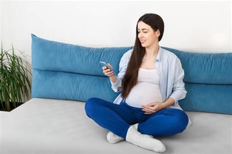 Premium Photo Pregnant Woman Using Smartphone