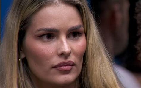 Desconfort Vel Yasmin Desiste De Biqu Ni E Roupas Curtas No Bbb