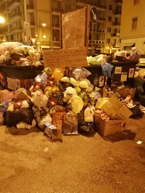 Montagne Di Rifiuti A Foggia I Cittadini Protestano Con Dei Cartelli