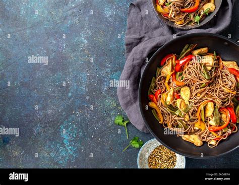 Nouilles Soba Sarrasin Plat Japonais Avec Le Poulet Et Les L Gumes La