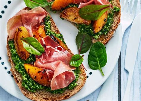 Cuisine Bruschetta aux fruits dété pesto de roquette et jambon cru