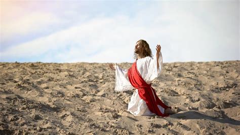 Deus Estrito Olhando Para A Câmera Do Céu Chateado Com A Vida