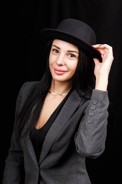 Retrato De Una Bella Dama Con Cabello Oscuro Foto Premium