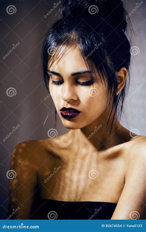 La Giovane Donna Latina Di Bellezza Nella Depressione Lo Sguardo Di Mancanza Di Speranza Modo