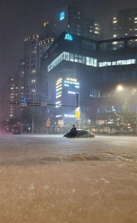 暴雨淹首爾！ 西裝男孤困車頂「第一視角」發文曝光 Ettoday國際新聞 Ettoday新聞雲