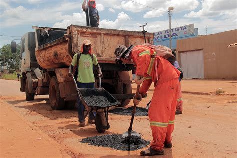 Prefeitura continua realizando serviços de limpeza por toda a cidade