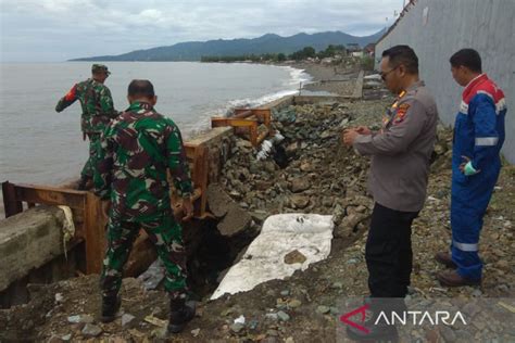 TNI Polisi Di Mataram Pantau Pesisir Pantai Antisipasi Cuaca Buruk