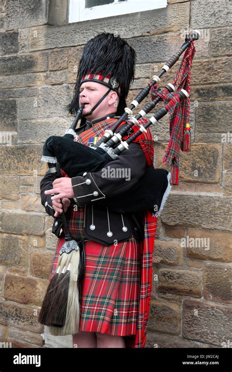 Bagpipe Player Edinburgh Scotland Uk Stock Photo Alamy