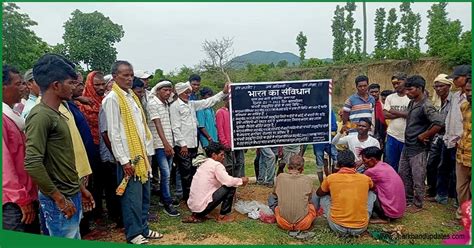 लातेहार में ग्राम सभा सीमा पर लगा बोर्ड बाहरी की गांव में नहीं होगी