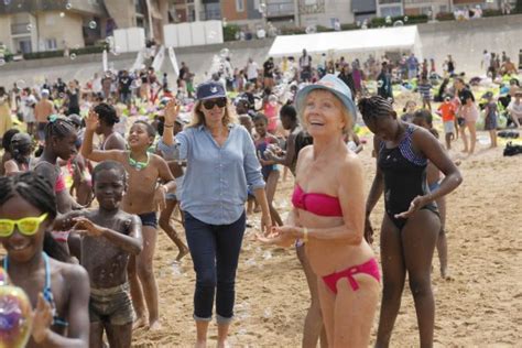 PHOTOS Valérie Trierweiler savoure un moment à la plage avec les