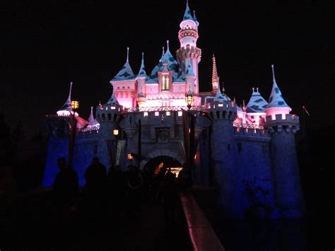 Disneyland: Disneyland Fantasyland Snow White Castle