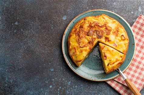 Tortilla Espagnole Maison Avec Une Tranche Coupée Omelette Avec