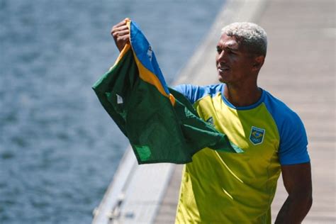 Isaquias Queiroz porta bandeira do Brasil na Olimpíada de Paris quer