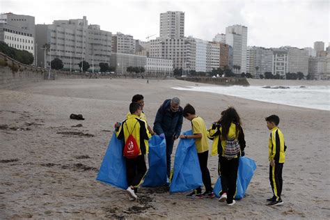 Los Alumnos Del Colegio Franciscanos Limpian Las Playas De Orz N Y Riazor