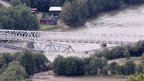 Berschwemmungen In Norwegen Eisenbahnbr Cke Bricht Unter Wassermassen