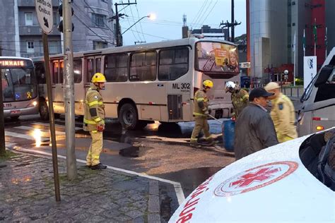 Acidente Tr S Nibus Em Curitiba Deixa Passageiros Feridos