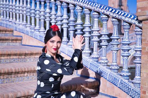 Joven artista flamenca hispana y morena con el típico traje de baile