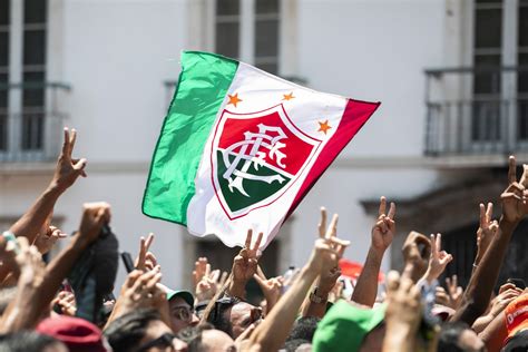 Torcedores Do Fluminense Enchem Ruas Do Centro Do Rio Para Fazer Festa