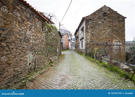 Una Calle Cobbled Con Las Casas Antiguas En El Pueblo De Barroca Foto