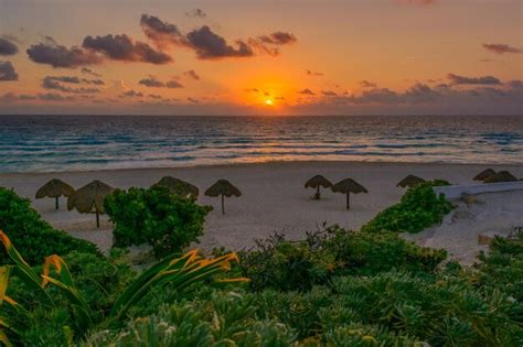 Premium Photo Dawn On The Caribbean Sea Clear Sky With Small Clouds