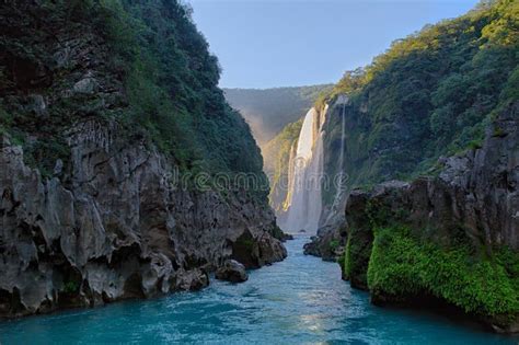 R O Y Agua Azul Cristalina De La Cascada De Tamul En San Luis Potos