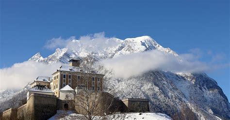 Das Schloss und der Berg in Außerhalb Salzburgs Schöne Heimat