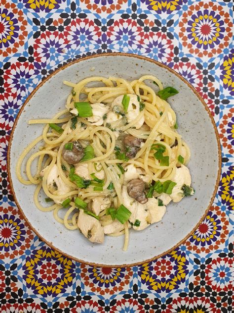 Spaghetti z kurczakiem i pieczarkami w sosie śmietanowym AniaGotujeFit pl