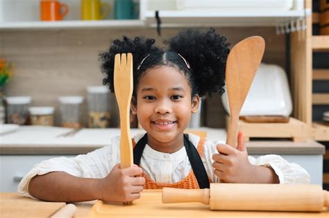 Meninas Crian As Felizes P O E Biscoitos Brincando Farinha E