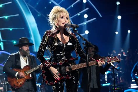 Dolly Parton Sings ‘jolene With Rob Halford Pink At Rock Hall