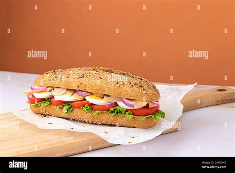 Sandwich appétissant avec des œufs durs de la laitue fraîche du thon