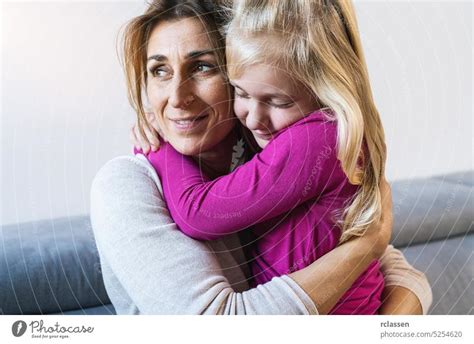 Mutter und ihre Tochter Kind Mädchen spielen und umarmen Glückliche