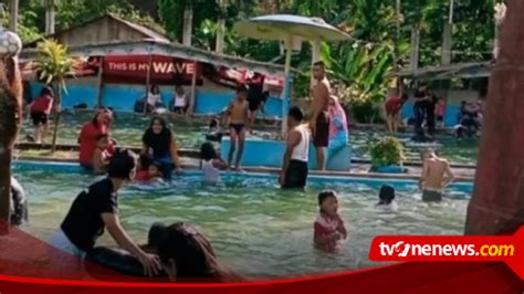 Cuaca Panas Bikin Gerah Warga Tapteng Padati Kolam Renang