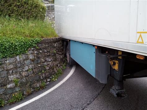 Passo Del Ghisallo Tir Si Incastra Sul Tornante Strada Bloccata Tra