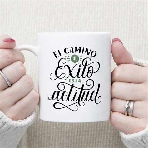 El camino al éxito es la actitud Taza Motivadora con nombre Taza