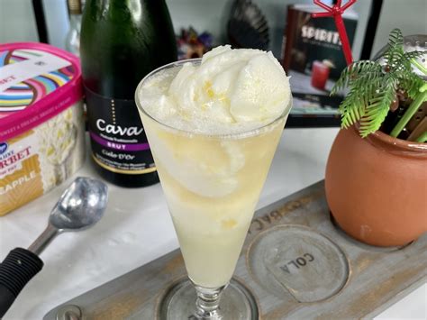 Cóctel de Cava y Piña Bebida POSTRE con SORBETE de PIÑA y Cava