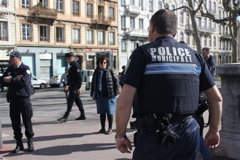 Covid Quatre Policiers Municipaux De Lyon Plac S En Quatorzaine