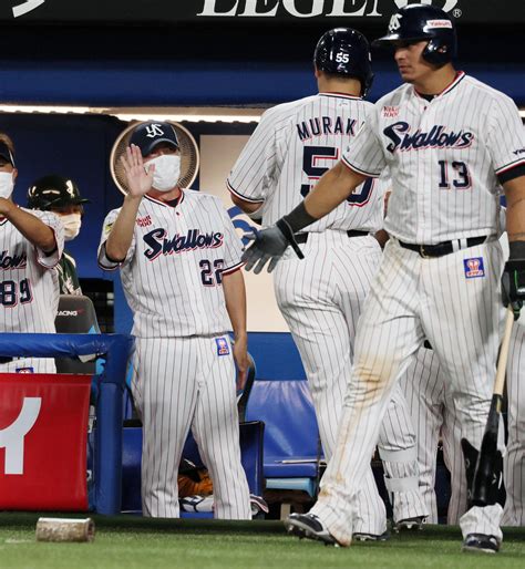 【ヤクルト】村上宗隆、先制の42号3ラン！ベンチ指さしながら悠然とダイヤモンド周回 プロ野球写真ニュース 日刊スポーツ