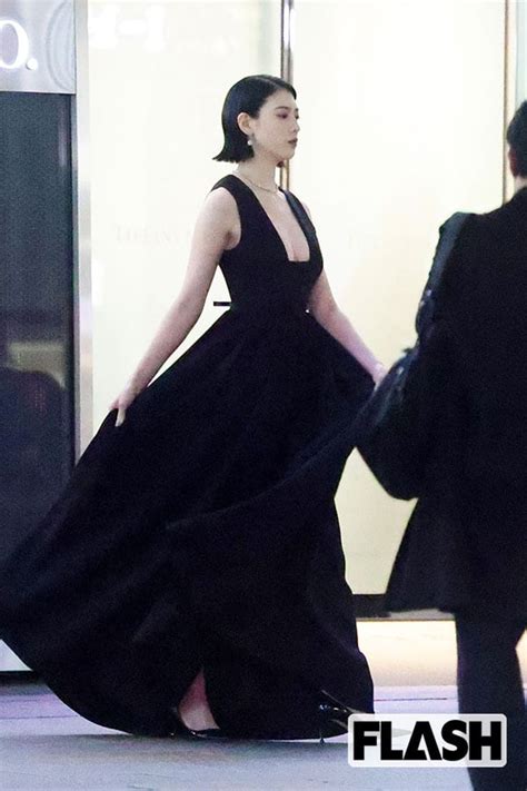 （画像・写真3 3）三吉彩花の大胆すぎる “胸元開き” 黒ドレス姿！竹内涼真も惚れた美ボディに「芸能界屈指」との呼び声も Smart