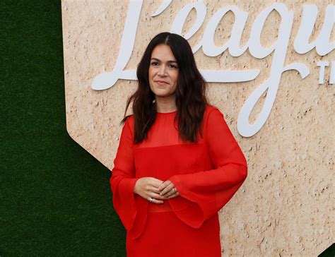 Abbi Jacobson The New A League Of Their Own Show Reimagines The 1992