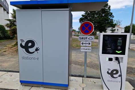 Une Station De Recharge Pour Les V Hicules Lectriques Et Hybrides Dans