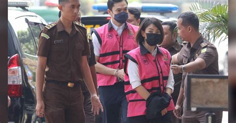 Foto Berompi Tahanan Tersangka Korupsi Timah Harvey Moeis Dan Helena