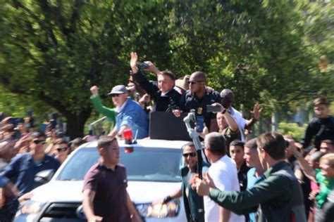 Bolsonaro Chega Em Carro Aberto Aos Gritos De Mito No Rio