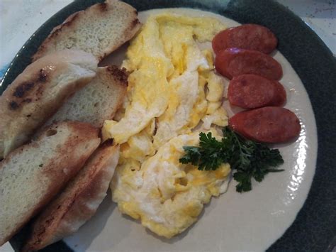 CHEF SAMBRANO: SCRAMBLED EGGS & PORTUGUESE SAUSAGE