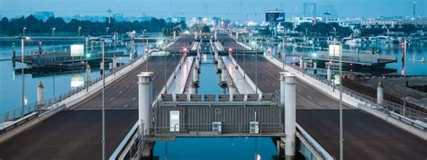 How Dubai S Floating Bridge Opens Closes For Traffic Daily Waagner