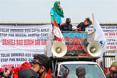 Foto Ratusan Buruh Demo Tolak Omnibus Law Ruu Cipta Kerja