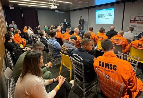 EQUIPE DO BATALHÃO DE OPERAÇÕES AÉREAS DO CBMSC E SAMU AEROMÉDICO DE SC