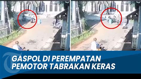 DETIK DETIK Tabrakan Keras Dua Pemotor Di Perempatan Jalan YouTube