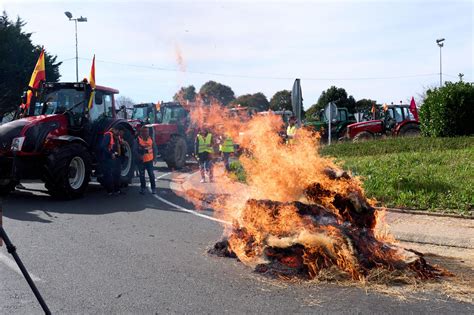 Fotogaler A Los Cortes De Carreteras Provocados Por Las Protestas De