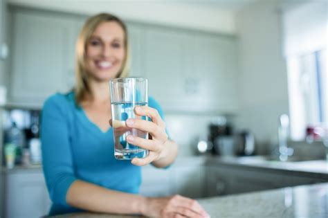 Bonita Rubia Bebiendo Un Vaso De Agua Foto Premium