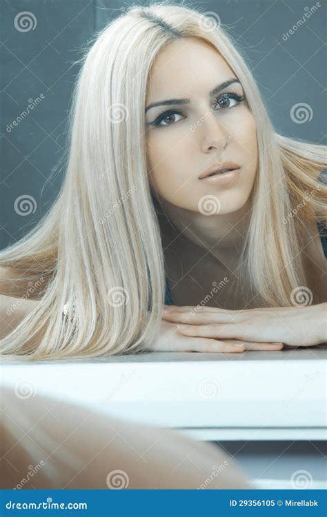 Blonde Frau Vor Einem Spiegel Stockbild Bild von kaukasisch mädchen